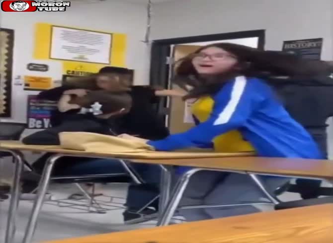Video :During an argument, a Texas middle school teacher was brutally shoved into a wall